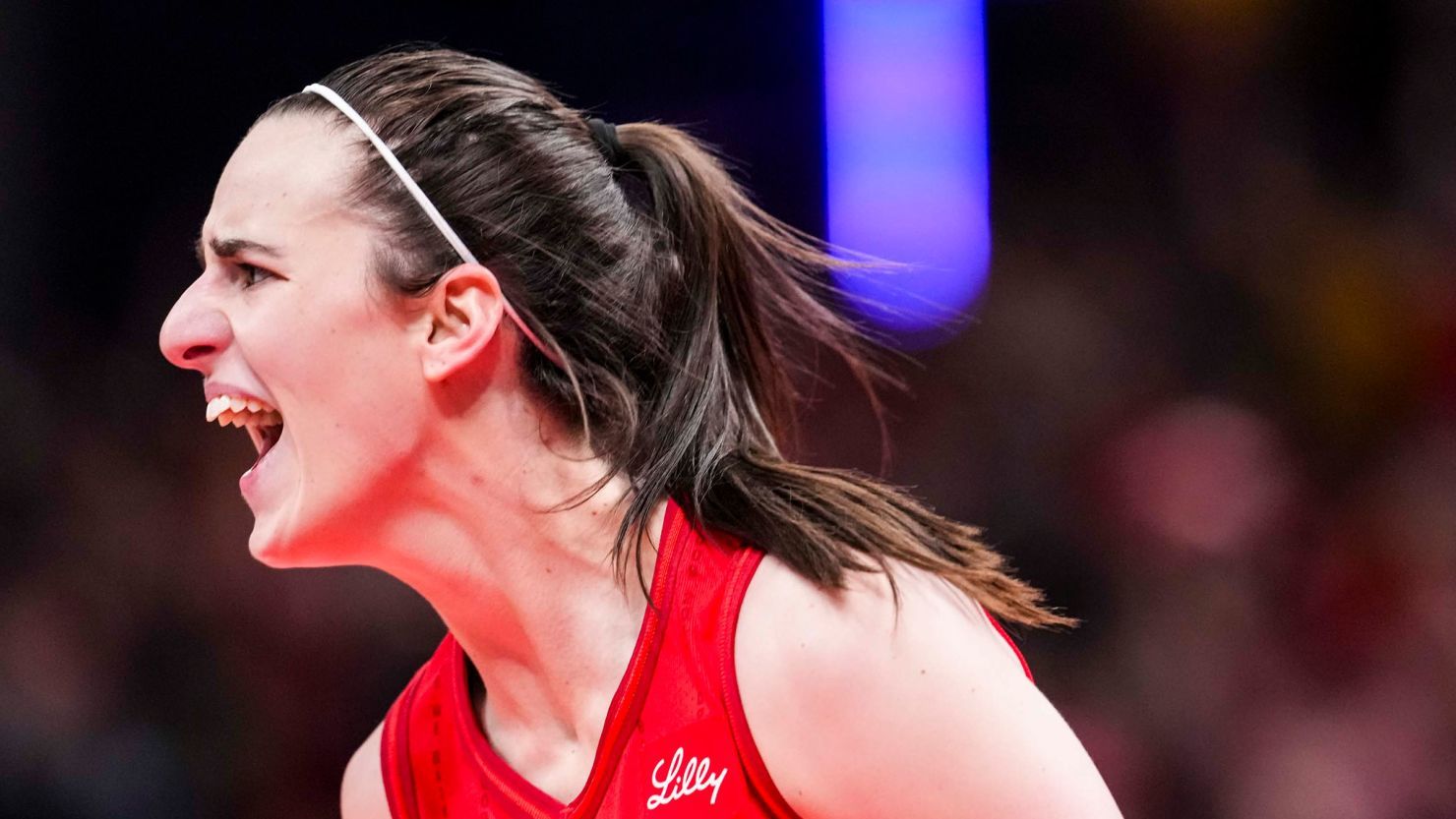 Caitlin Clark Beri Penjelasan Tegas Usai Pelanggaran Keras terhadap Angel Reese