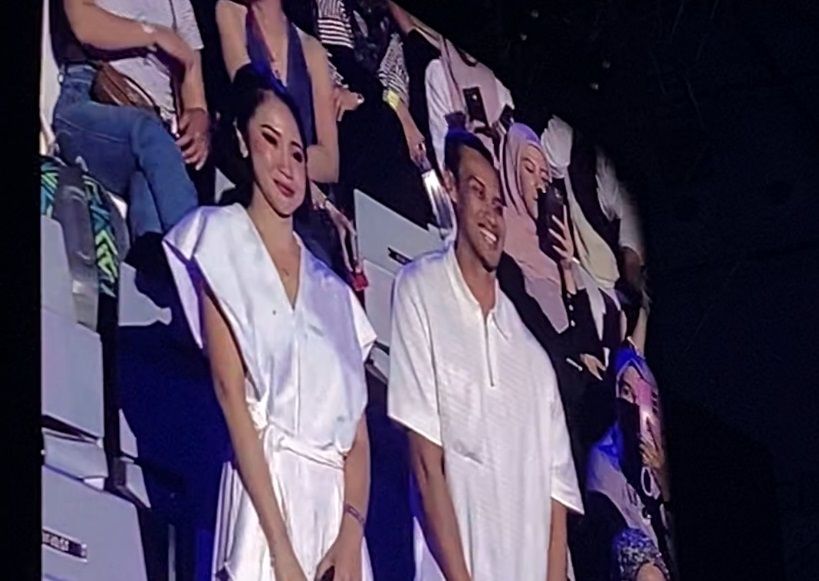 Momen lamaran di konser Rossa. - Foto oleh INDOZONE Nadya Mayangsari via INDOZONE Nadya Mayangsari