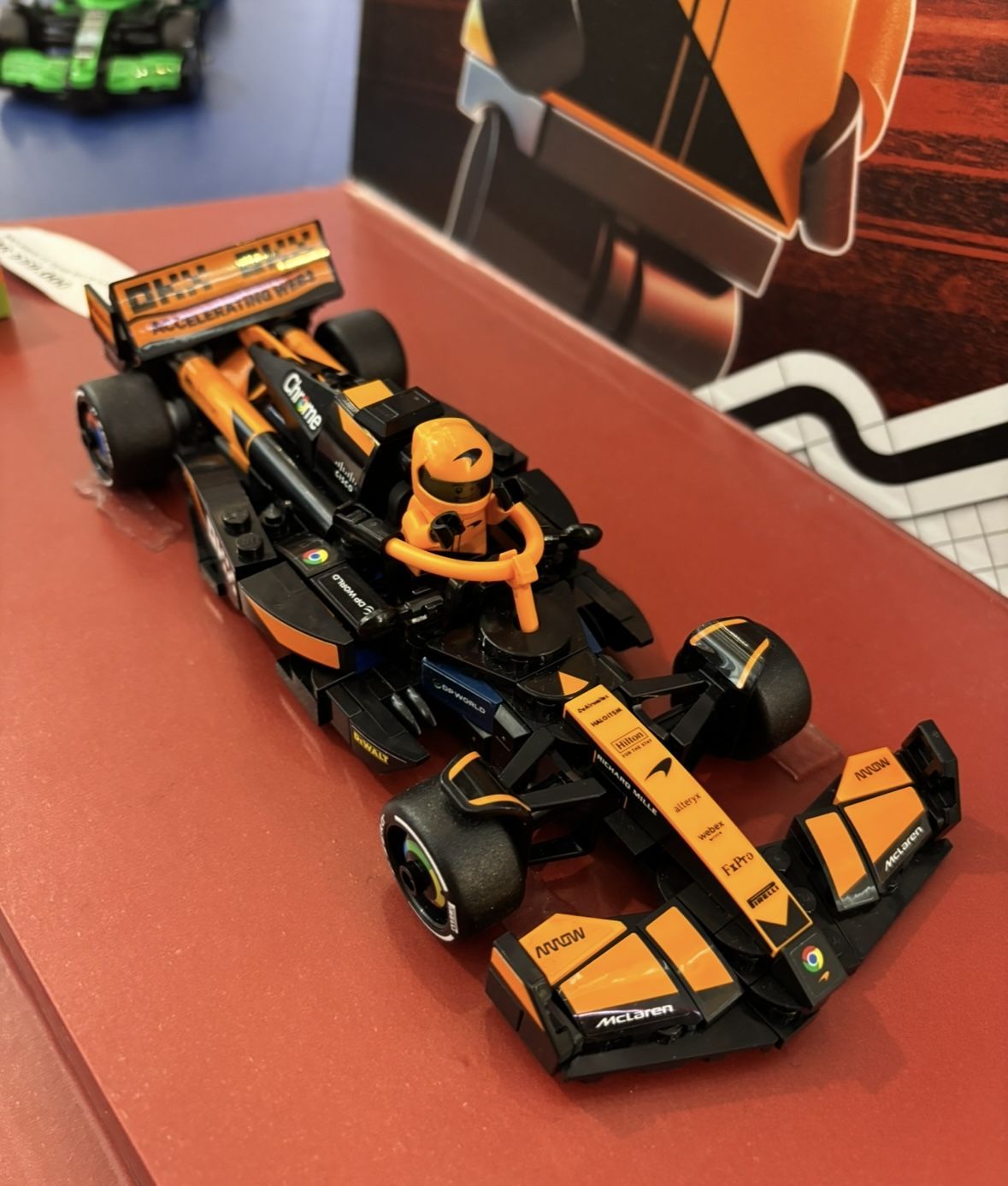 Potret Pembalap Sean Gelael Rakit Lego F1 di Kokas, Seru Banget!
