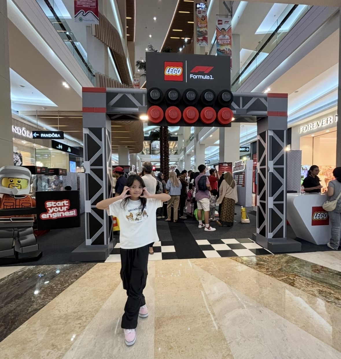 Potret Pembalap Sean Gelael Rakit Lego F1 di Kokas, Seru Banget!