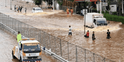 Banjir Genangi Kawasan Patra Jakbar, Anak-anak Asyik Main Air