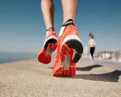 Sepatu Lari Bau? Nih 7 Tips Ampuh Biar Tetap Awet & Wangi!